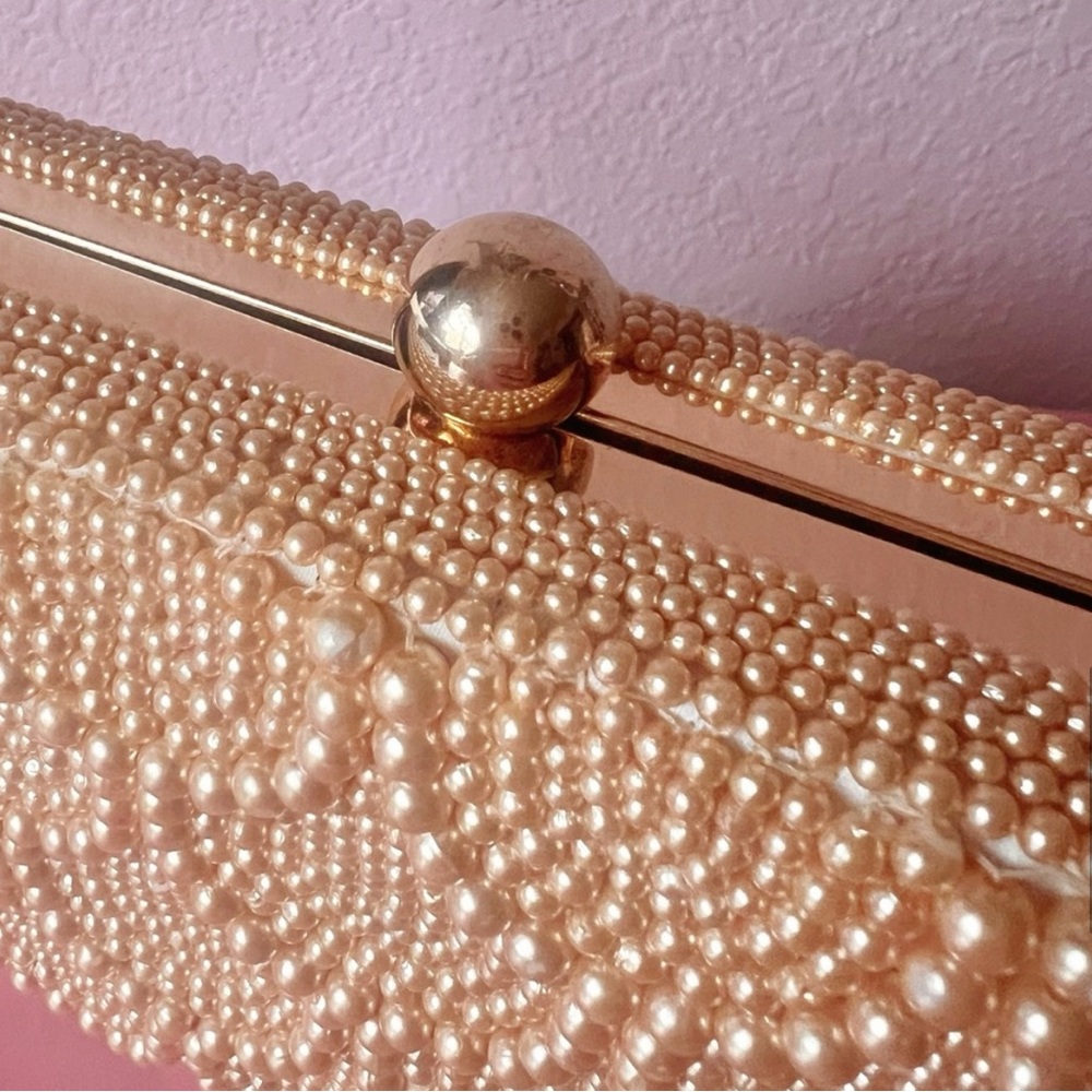 Gold Scallop Pearl Clutch Purse with Detachable Chain - Picture 11 of 12